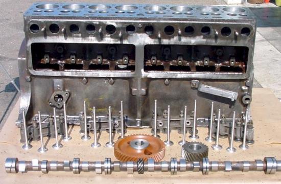 Demontage und Montage von Oldtimer Motoren